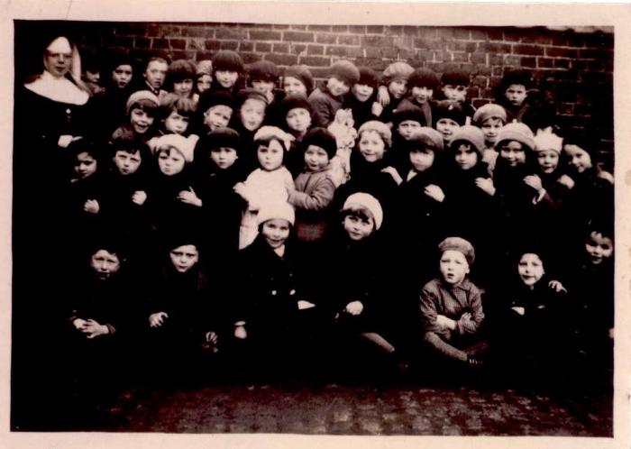 Klasfoto met zuster Marte Aimée, Hooglede-Gits, 1935