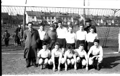 Miniemen SK Roeselare: groepsfoto spelers, Izegem 1958