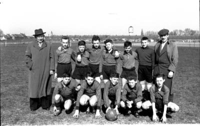 Kampioenenploeg miniemen FC Izegem 1957-1958: groepsfoto spelers, Izegem 1958