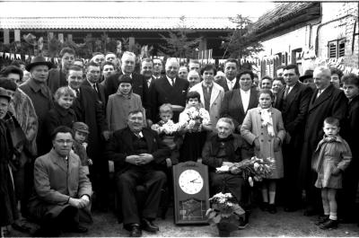 Jubileum echtpaar Oscar De  Molenaar: groepsfoto, Ingelmunster 1958