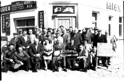 Kampioenviering kaarters café 'Sportwereld': groepsfoto, Izegem 1958