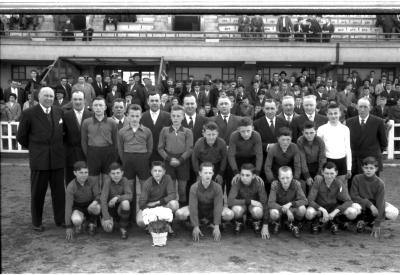 Miniemen FC Izegem poseren met jeugdcomité, Izegem 1958
