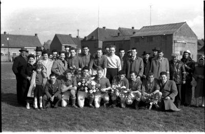Voetbalclub Dentergem is kampioen: groepsfoto van spelers en bestuur, 1958