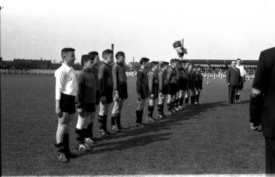Miniemen FC Izegem tijdens Belgisch Volkslied, Izegem 1958 