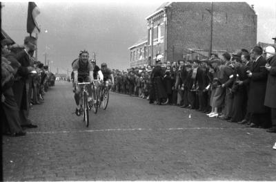 Wielerwedstrijd Ardooie: spurt van groepje renners, Ardooie 1958