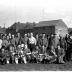 Voetbalclub Dentergem is kampioen: groepsfoto van spelers en bestuur, 1958