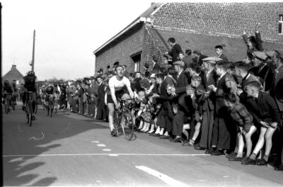 Wielerwedstrijd te Gits: M. Christiaens wint spurt van achtervolgers, Gits, 4 april 1958