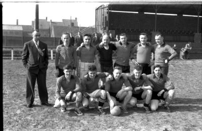 Voetbalploeg Internos: groepsfoto spelers, Izegem 1958