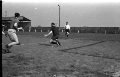 Voetbalmatch Internos - Moderne: fases tijdens spel, Izegem 1958