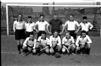 Voetbalploeg Moderne: groepsfoto spelers, Izegem 1958