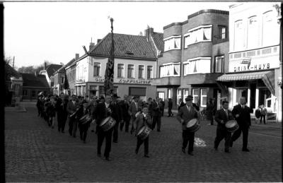 Inhuldiging nieuwe vlag 'Biljartklub Langzaam Maar Zeker, ACW, Izegem 1958': optocht muziekkorps, Izegem 1958