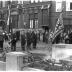 Inhuldiging nieuwe vlag 'Biljartklub Langzaam Maar Zeker, ACW, Izegem 1958': aan monument, Izegem 1958