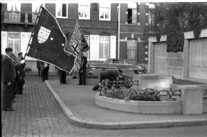 Inhuldiging nieuwe vlag 'Biljartklub Langzaam Maar Zeker, ACW, Izegem 1958': aan monument, Izegem 1958