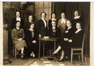 Groepsfoto onderwijspersoneel stadsmeisjesschool, 1938