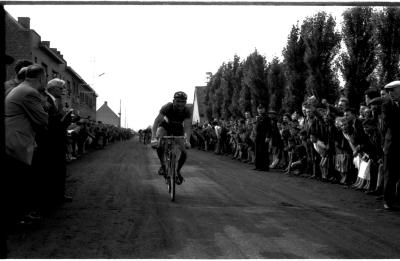 Anton Declercq wint wielerwedstrijd Winkelhoek, Izegem, 11 juli 1958
