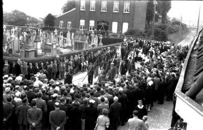 Begrafenisstoet pastoor Lionel De Boodt, Emelgem, 1958