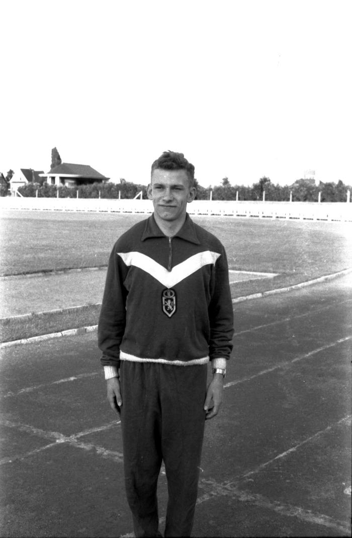 Atleet Remi Vandeputte op piste, Izegem, 1958
