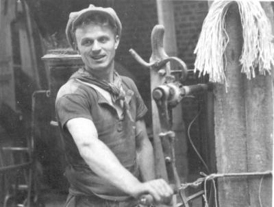 Arbeider bij veevoedermagazijn Debaillie, 1938