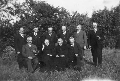 Groepsfoto van de leden van de kerkfabriek van de Onze-Lieve-Vrouwparochie Roeselare
