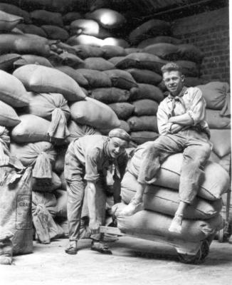 Groepsfoto van arbeiders in het magazijn Debaillie